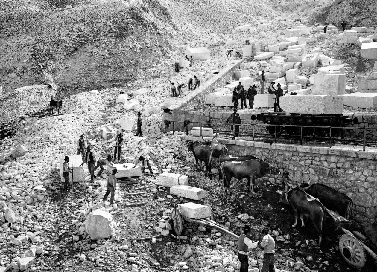 Ravaccione taş ocağında mermer blokları yükleme (s/b fotoğraf) by Fratelli Alinari