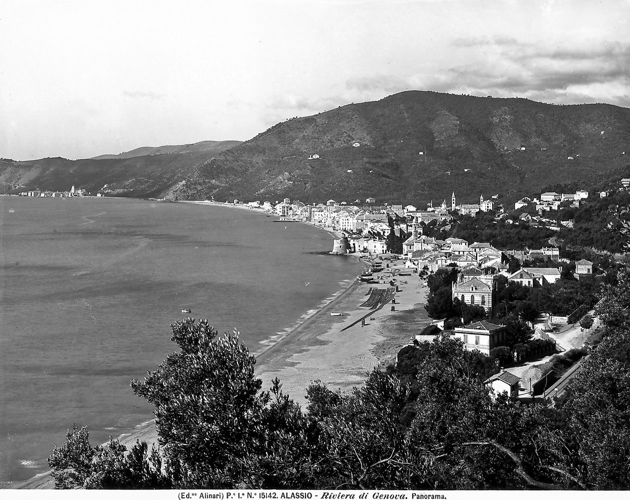Alassio şehrinin panoramik manzarası, Savona Eyaleti, c.1915-20 (s/b fotoğraf) by Fratelli Alinari