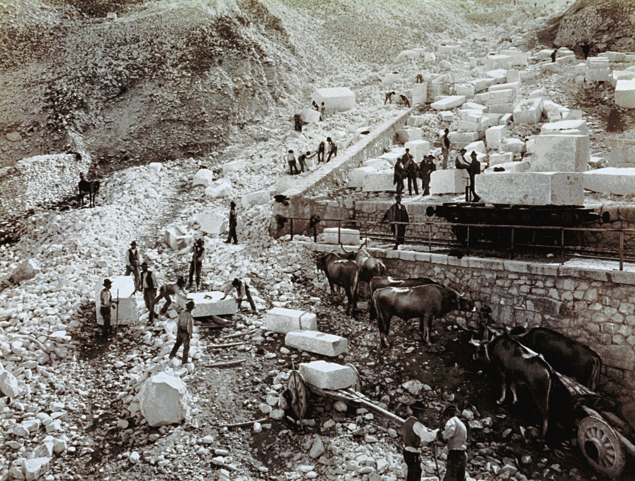 Demiryolu vagonlarına mermer blokları yükleyen işçilerin olduğu tren istasyonu, taşıma vagonlu üç çift öküz görülüyor (s/b fotoğraf) by Fratelli Alinari