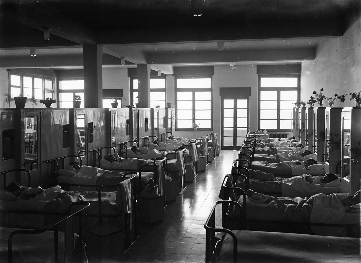 Villa Rosa Maltoni Mussolini: yataklarında çocuklar (s/b fotoğraf) by Fratelli Alinari
