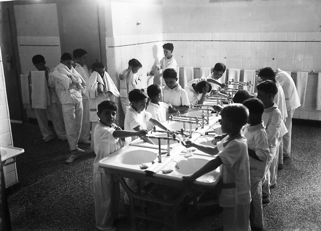 Villa Rosa Maltoni Mussolini: yatmadan önce yıkanan çocuklar (s/b fotoğraf) by Fratelli Alinari