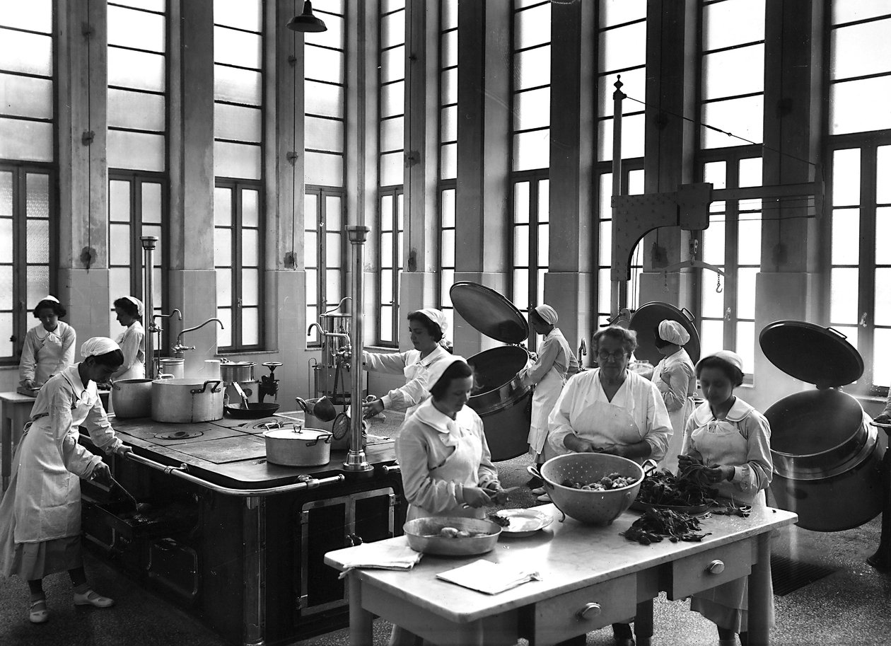 Villa Rosa Maltoni Mussolini: yemek hazırlayan aşçılar (s/b fotoğraf) by Fratelli Alinari