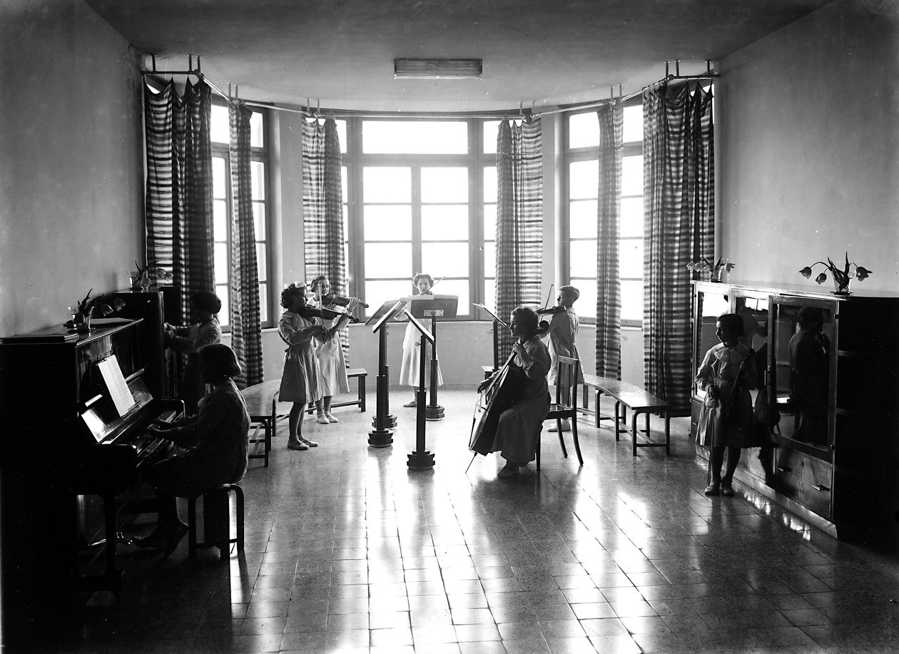 Villa Rosa Maltoni Mussolini: müzik dersi sırasında kız öğrenciler (s/b fotoğraf) by Fratelli Alinari