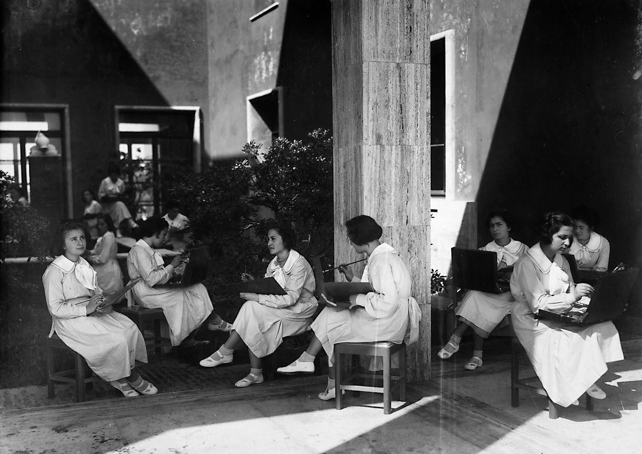 Villa Rosa Maltoni Mussolini: resim dersi sırasında kız öğrenciler (s/b fotoğraf) by Fratelli Alinari
