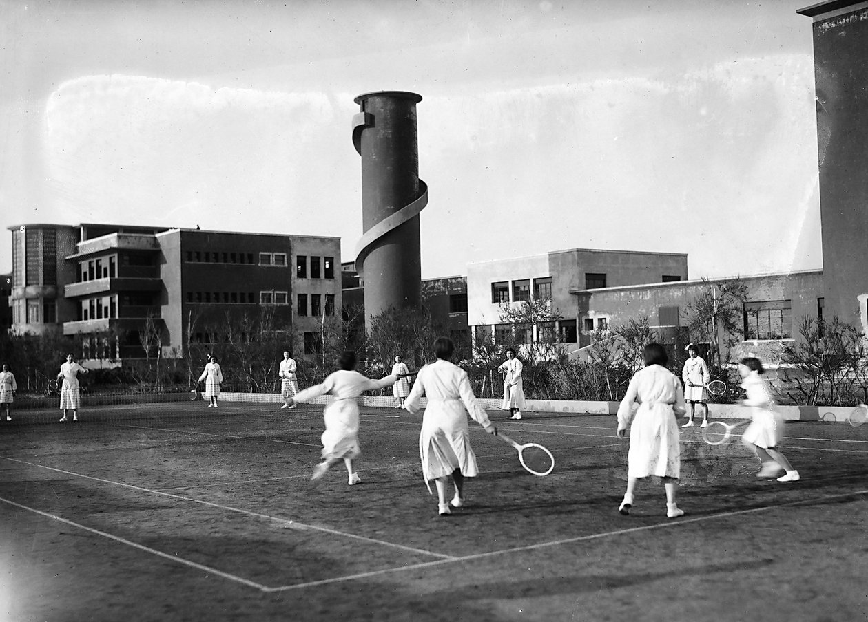 Villa Rosa Maltoni Mussolini: tenis maçı sırasında kız öğrenciler (s/b fotoğraf) by Fratelli Alinari