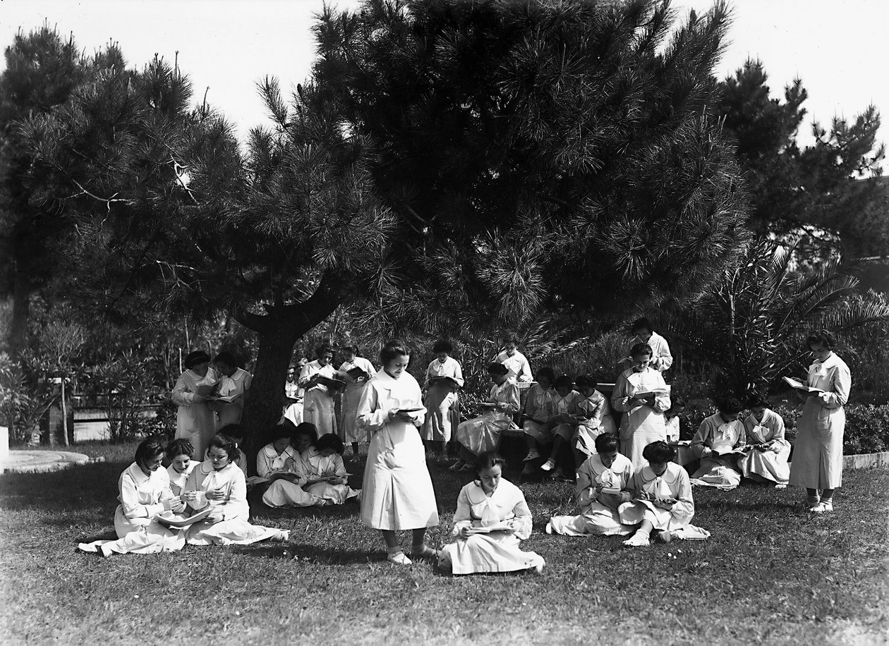 Villa Rosa Maltoni Mussolini: açık hava dersi sırasında kız öğrenciler (s/b fotoğraf) by Fratelli Alinari
