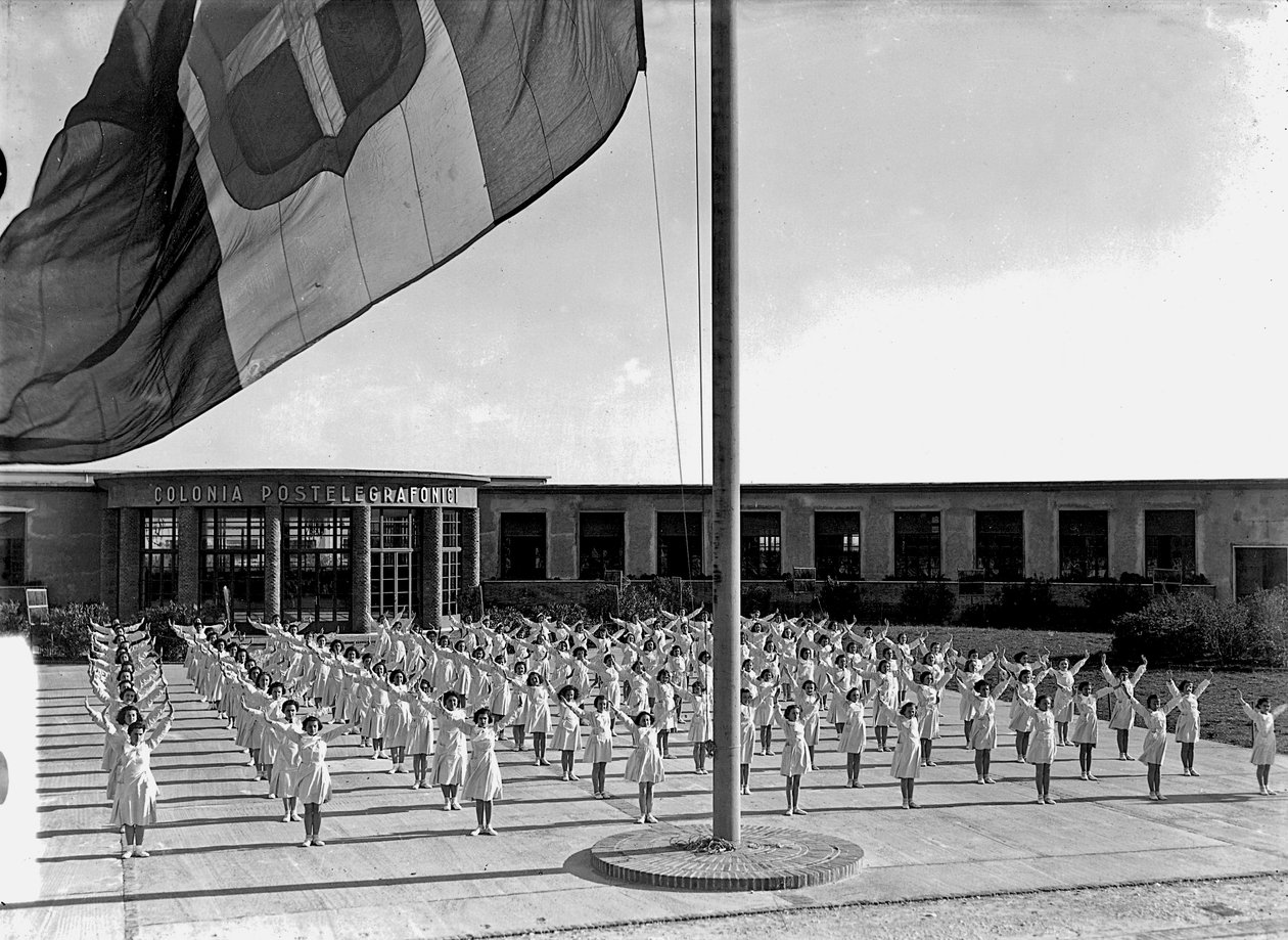 Villa Rosa Maltoni Mussolini: egzersiz yapan kız öğrenciler (s/b fotoğraf) by Fratelli Alinari