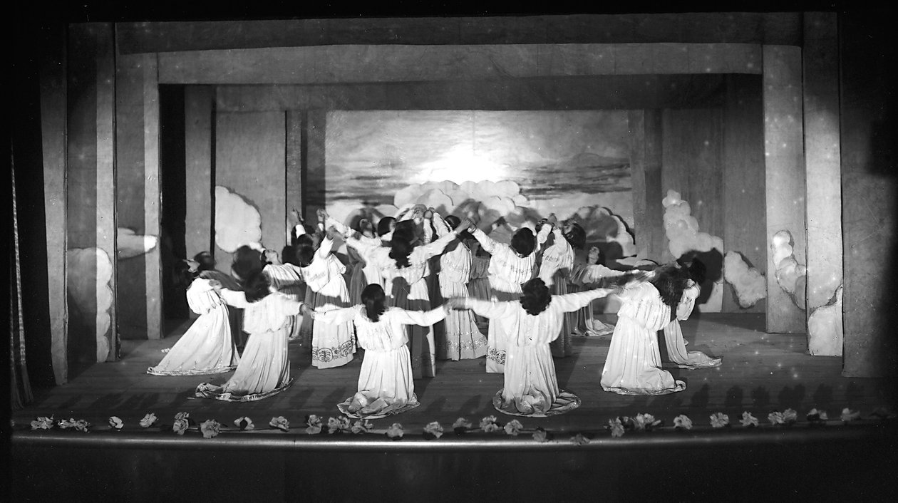 Villa Rosa Maltoni Mussolini: performans sergileyen kız öğrenciler (s/b fotoğraf) by Fratelli Alinari