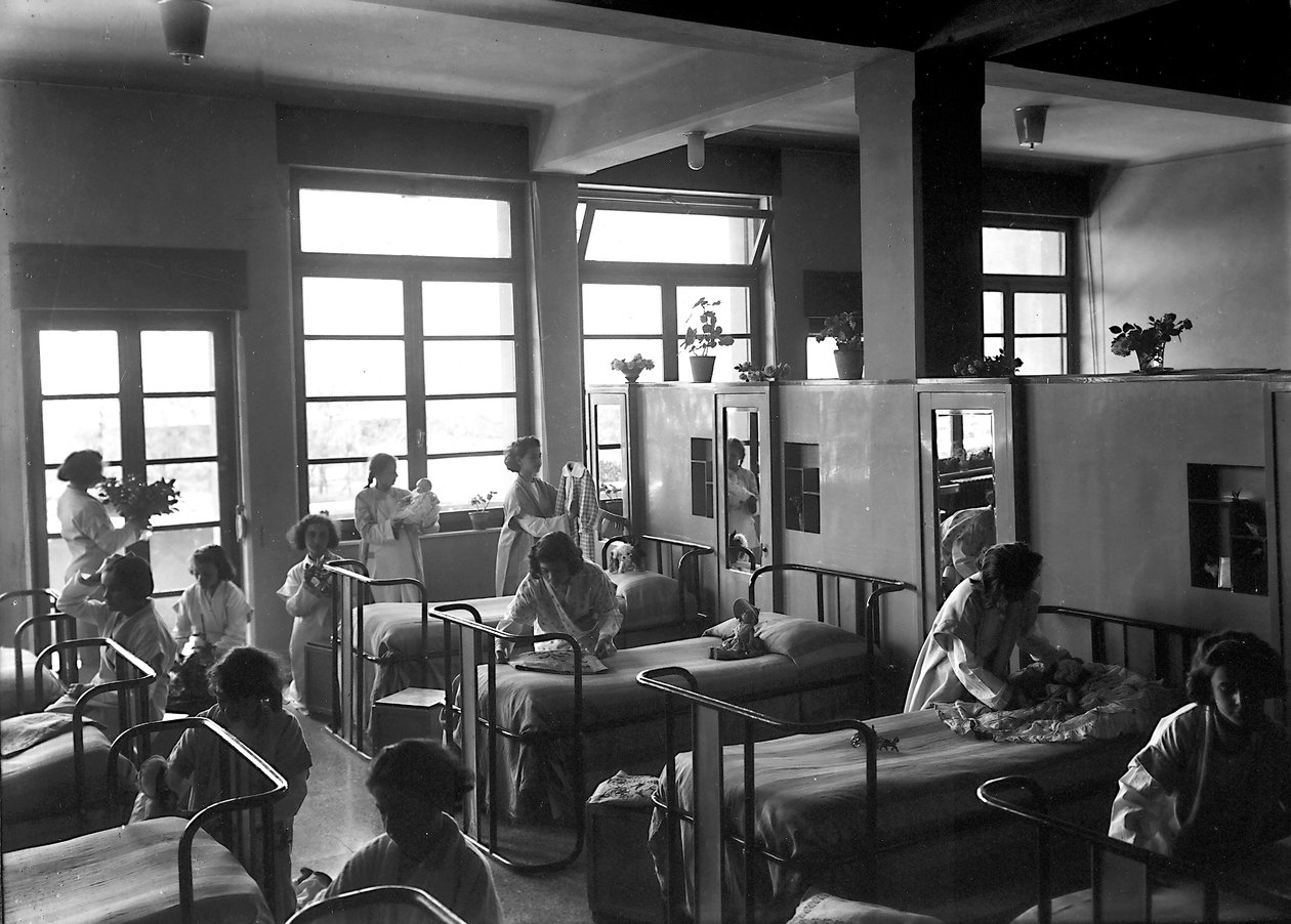 Villa Rosa Maltoni Mussolini: yatak odalarını toplayan kız öğrenciler (s/b fotoğraf) by Fratelli Alinari
