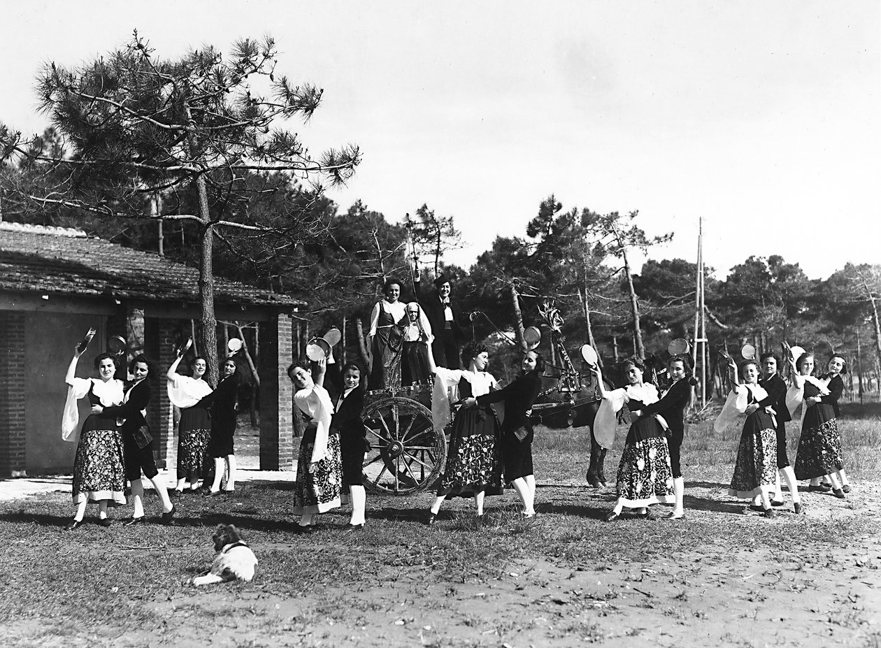 Villa Rosa Maltoni Mussolini: geleneksel Sicilya kostümleri giyen bir grup ergen (s/b fotoğraf) by Fratelli Alinari