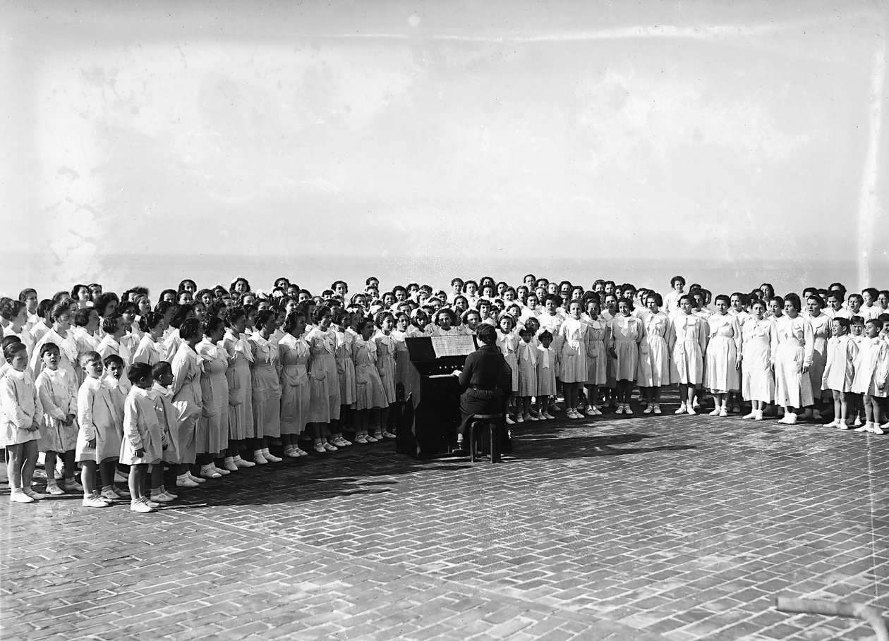 Villa Rosa Maltoni Mussolini: şarkı söyleyen bir grup kız (s/b fotoğraf) by Fratelli Alinari