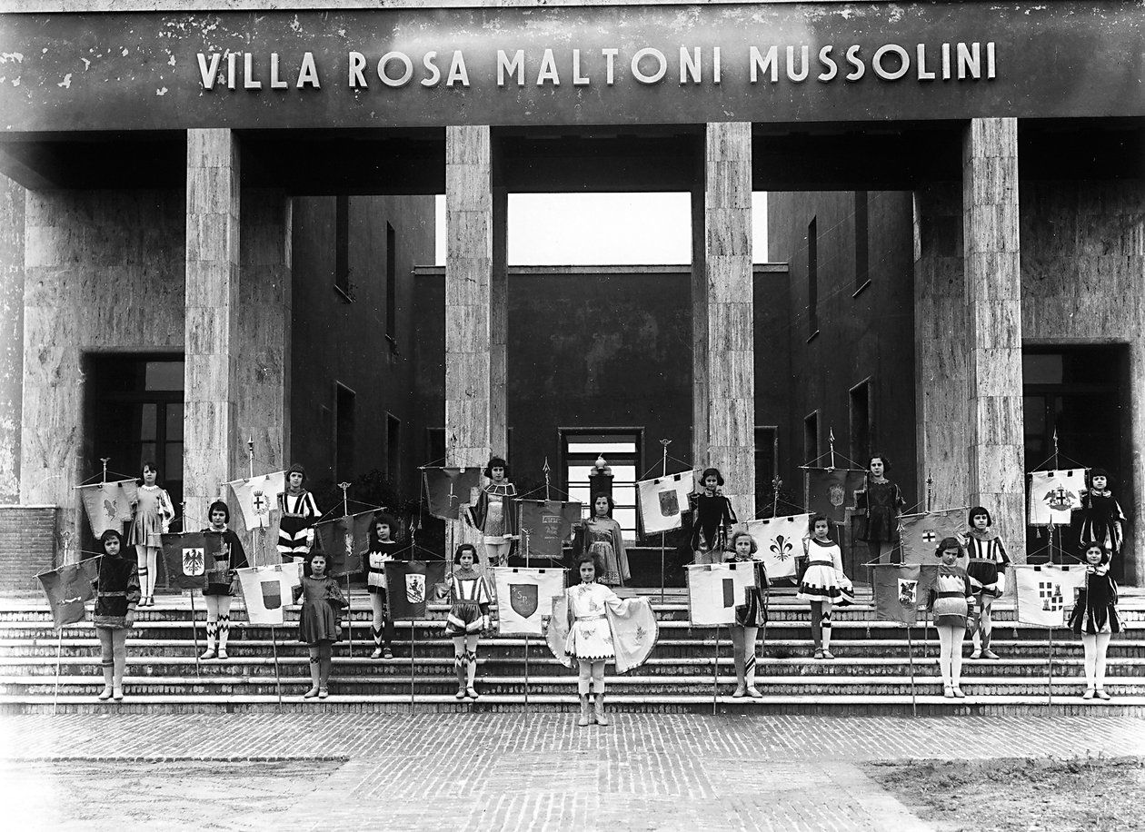 Villa Rosa Maltoni Mussolini: sayfa erkekleri gibi giyinmiş bir grup genç kız (s/b fotoğraf) by Fratelli Alinari