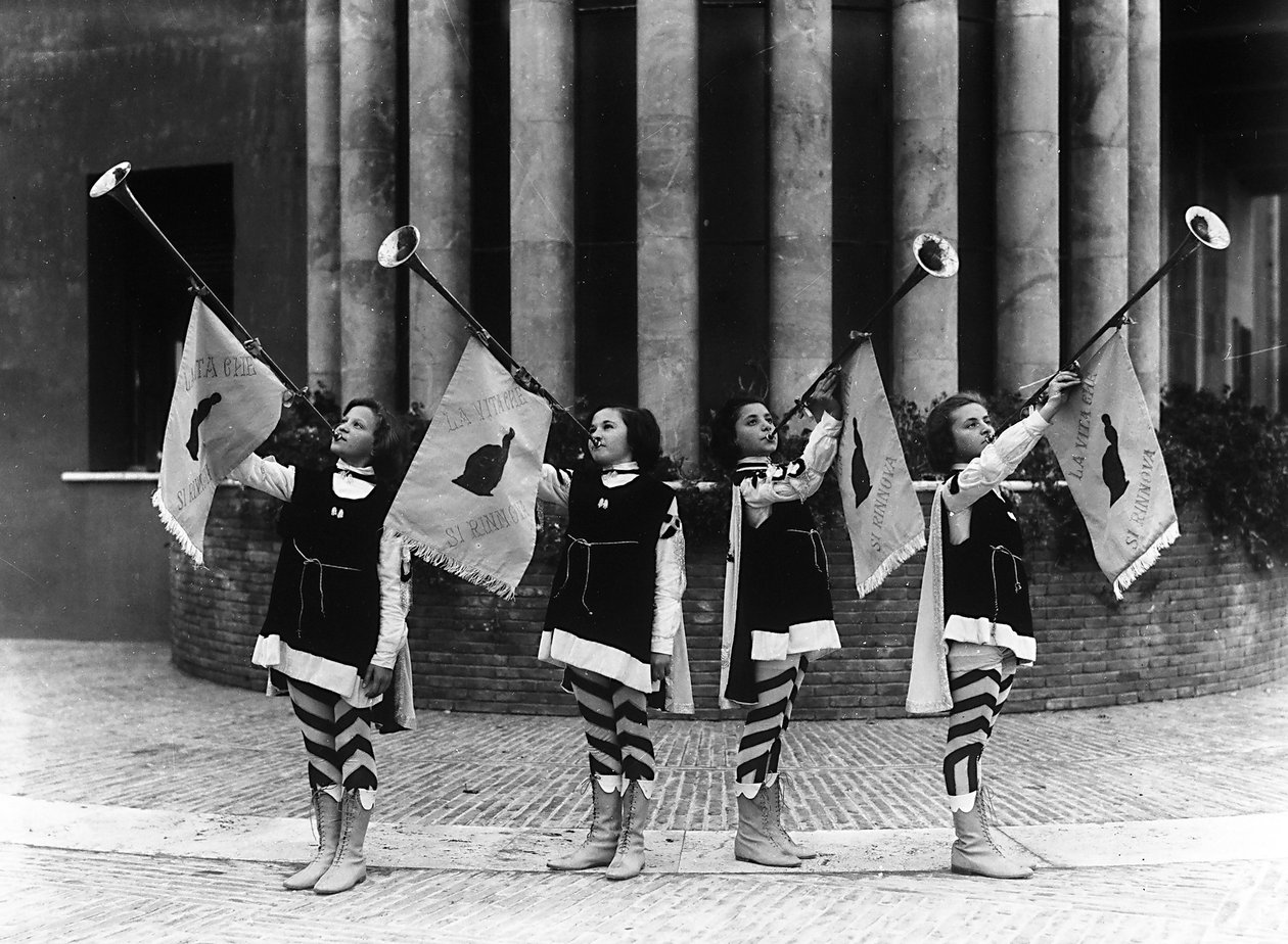 Villa Rosa Maltoni Mussolini: sayfa erkekleri gibi giyinmiş bir grup genç kız (s/b fotoğraf) by Fratelli Alinari