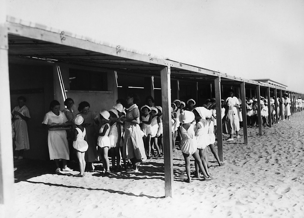Villa Rosa Maltoni Mussolini: sahilde yemek dağıtımı (s/b fotoğraf) by Fratelli Alinari