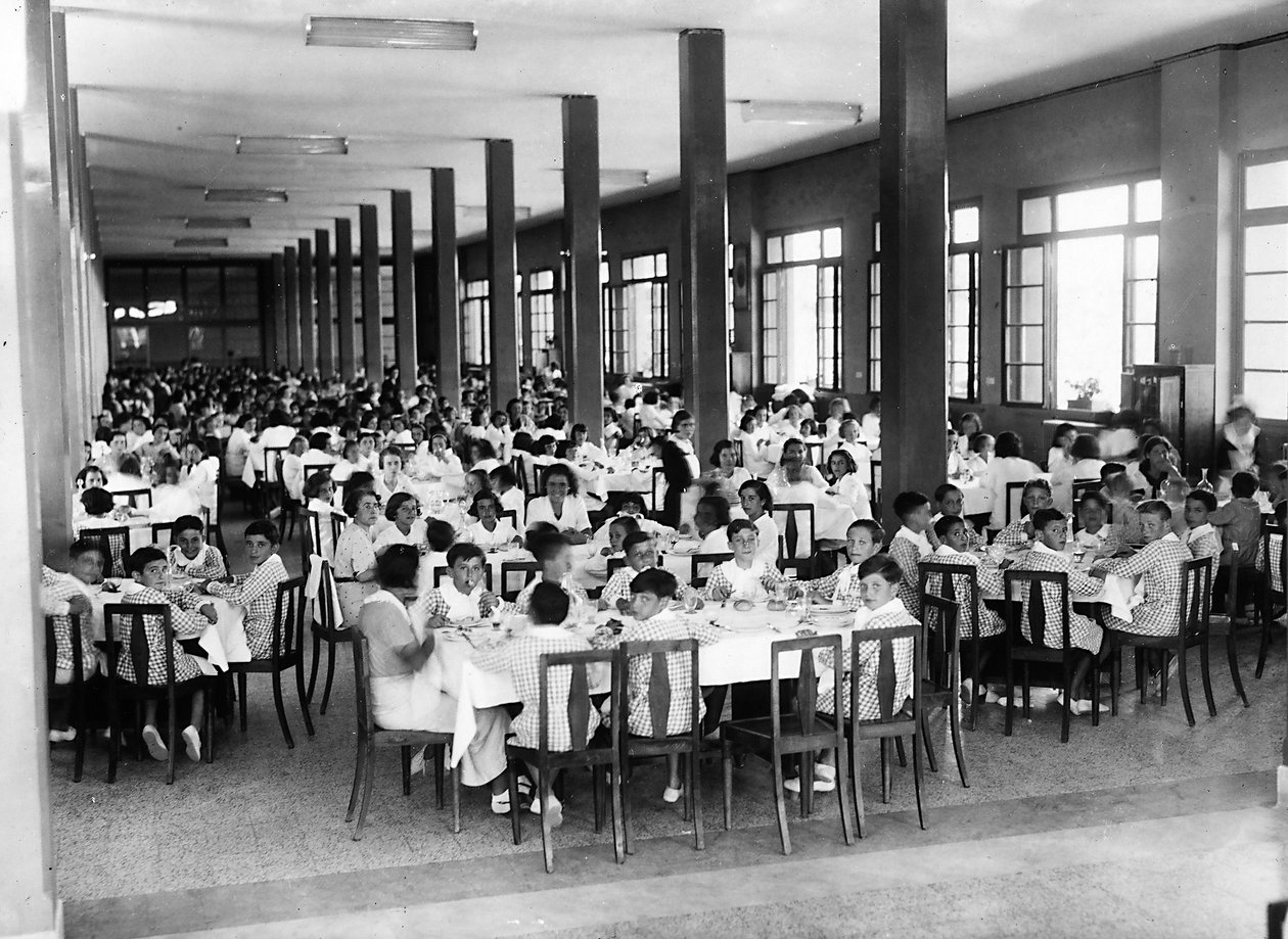 Villa Rosa Maltoni Mussolini: yemekhanede yemek zamanı (s/b fotoğraf) by Fratelli Alinari