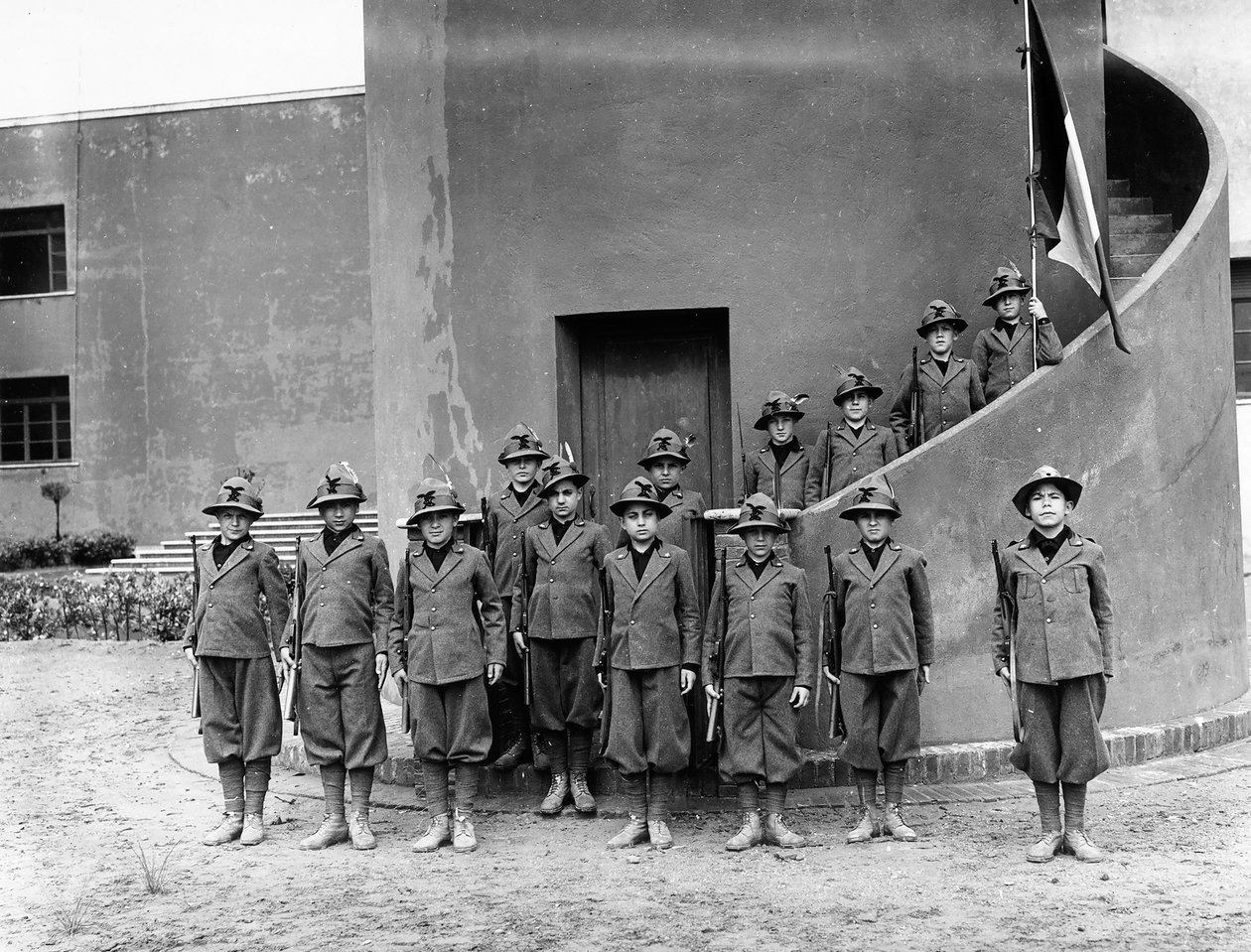 Villa Rosa Maltoni Mussolini: Friulian askeri üniforması giyen çocukların portresi (s/b fotoğraf) by Fratelli Alinari