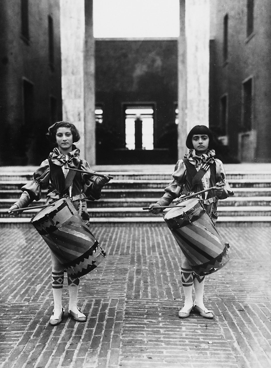 Villa Rosa Maltoni Mussolini: sayfa erkekleri gibi giyinmiş iki genç kız (s/b fotoğraf) by Fratelli Alinari