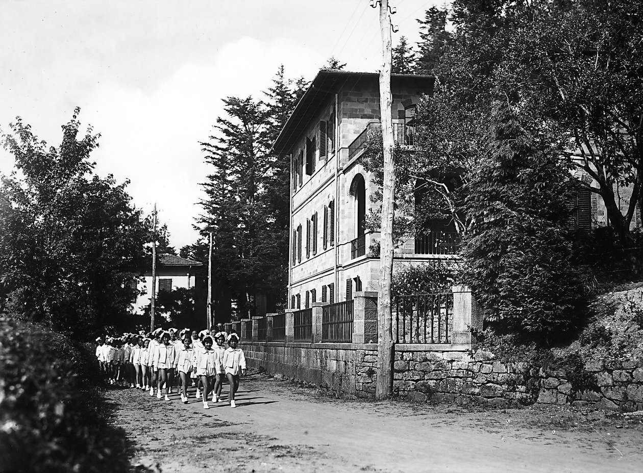 Villa Rosa Maltoni Mussolini: yürüyüşe çıkan genç kız öğrenciler (s/b fotoğraf) by Fratelli Alinari