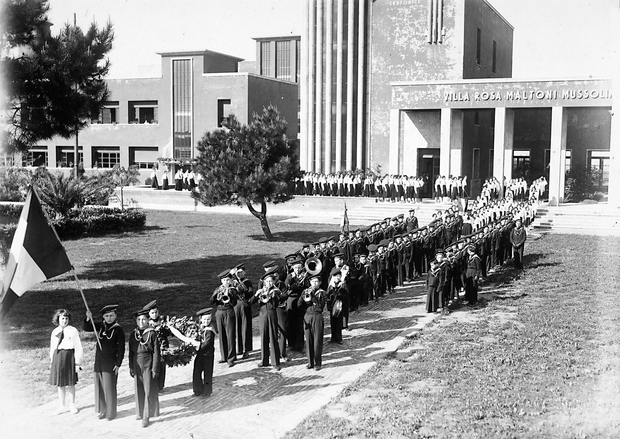 Villa Rosa Maltoni Mussolini: genç öğrenci grubu ve geçit töreni (s/b fotoğraf) by Fratelli Alinari