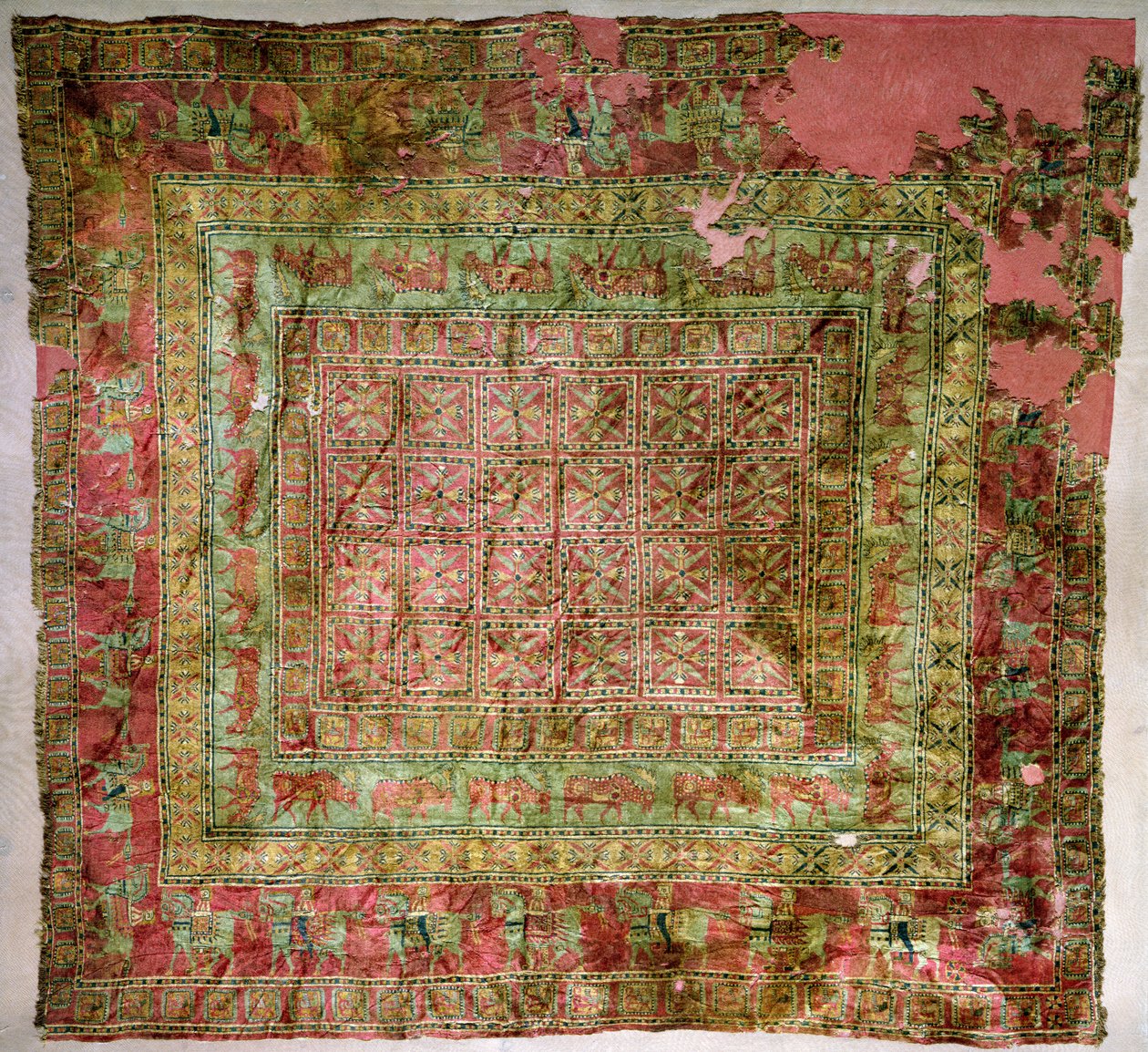 Pazyryk mezar höyüklerinden atları, binicileri, alageyikleri ve griffinleri betimleyen havlı halı, MÖ 5.-4. yy (tekstil) (detay için bkz. 165705) by Altaic School