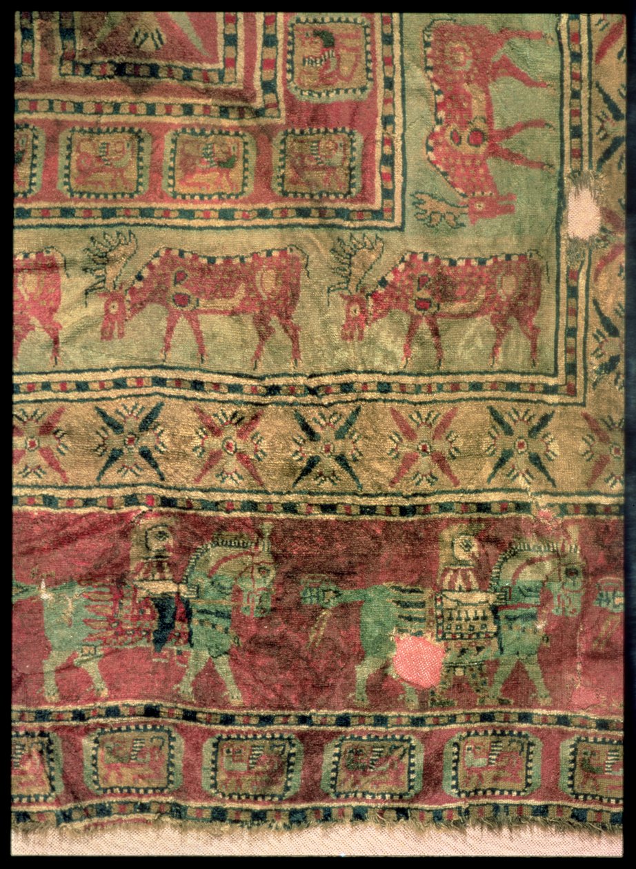 Pazyryk Mezar Höyüklerinden atları ve binicileri, alageyikleri ve griffinleri betimleyen tüylü halı, MÖ 5.-4. yy (tekstil) by Altaic School