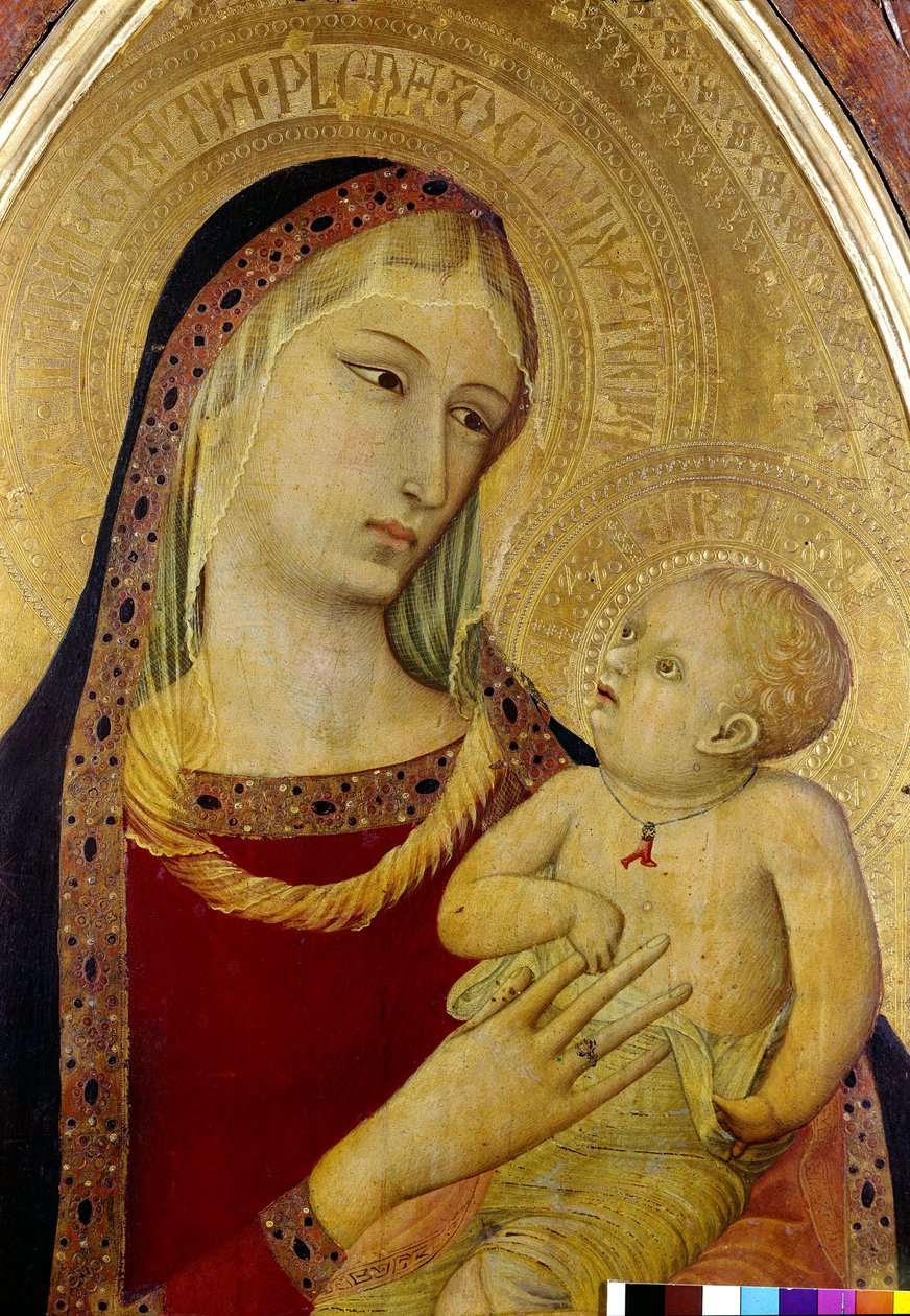 Bakire ve Çocuk, detay. Aziz Savcı Üçlemesi. Madonna, elinin parmağına peçe ve yüzük takıyor. İsa Mesih mercan uçlu bir kolye takıyor. Ambrogio Lorenzetti