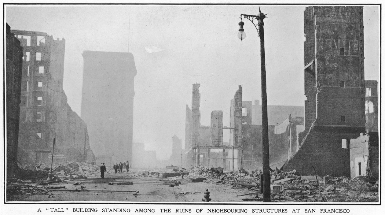 1906 San Francisco depreminden sonra komşu yapıların kalıntıları arasında duran bir bina, 1906 by American Photographer