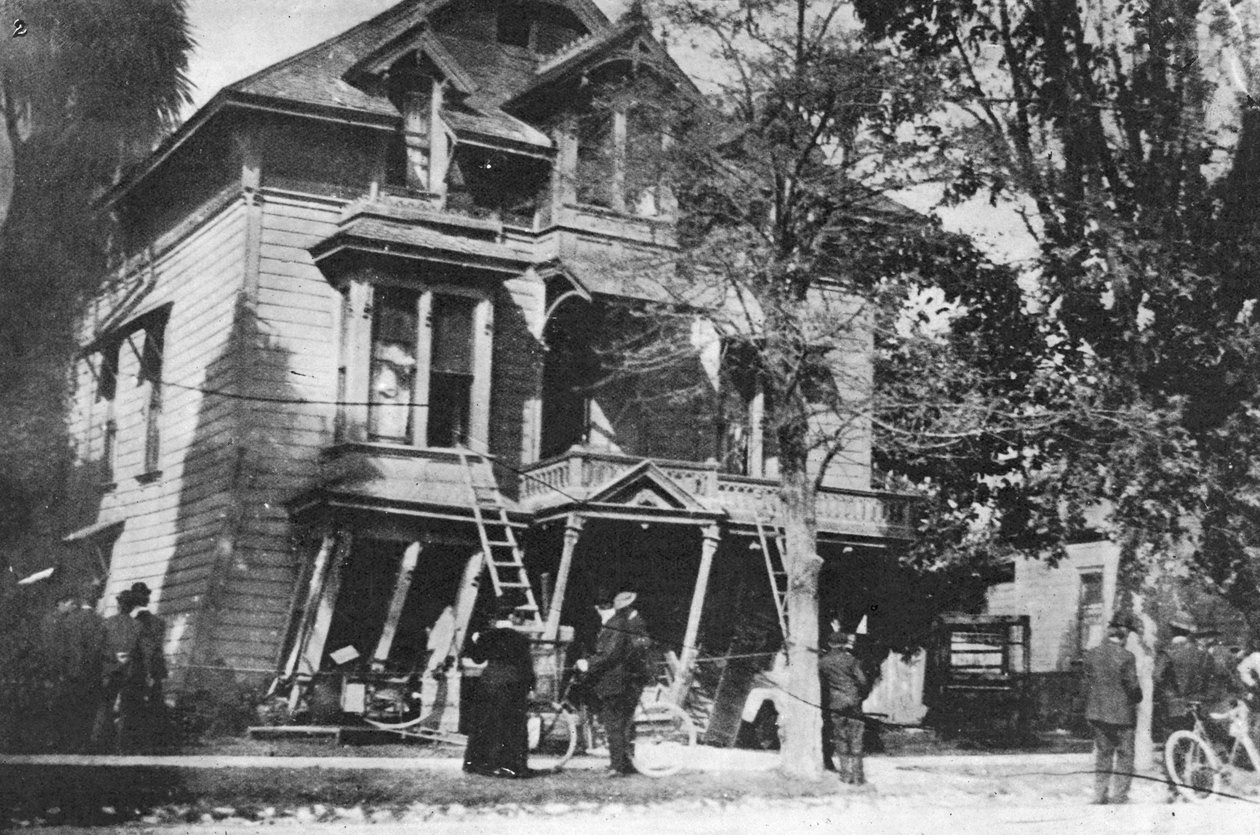 1906 San Francisco depreminden sonra yıkılmanın eşiğinde bir ev, 1906 by American Photographer