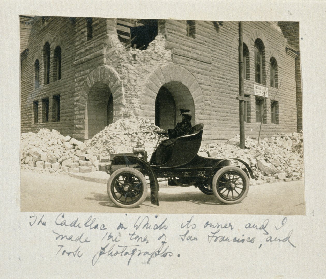 1906 San Francisco depreminden sonra harabeleri gezen bir kadın by American Photographer