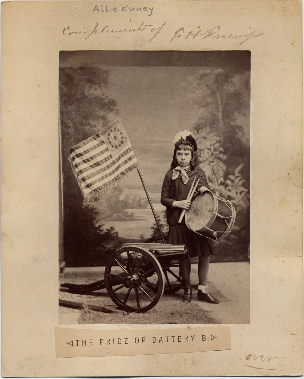 Allie Kunie, 336831'de gösterilen Frank H Gassaway'in The Pride of Battery B şiirindeki kız olarak kostümlü, bu fotoğrafın arka yüzü (albüm fotoğrafı) by American Photographer
