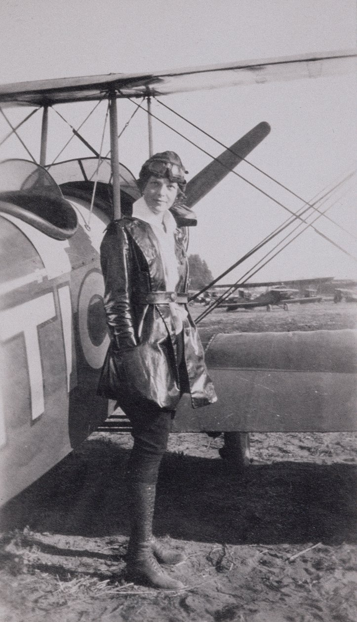 Amelia Earhart (1897-1937), McLintic çift kanatlı uçağın yanında, c.1922 by American Photographer