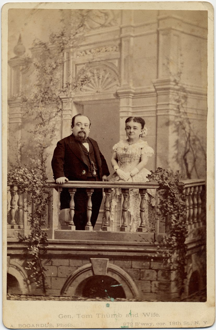 Charles Sherwood Stratton, takma ad: General Tom Thumb (1838-83) ve Mercy Lavinia Warren Bump (1841-1919), karısı, Bayan Tom Thumb olarak bilinir, sanatçılar ve cüceler; fotoğraf A Bogardus, New York (al by American Photographer