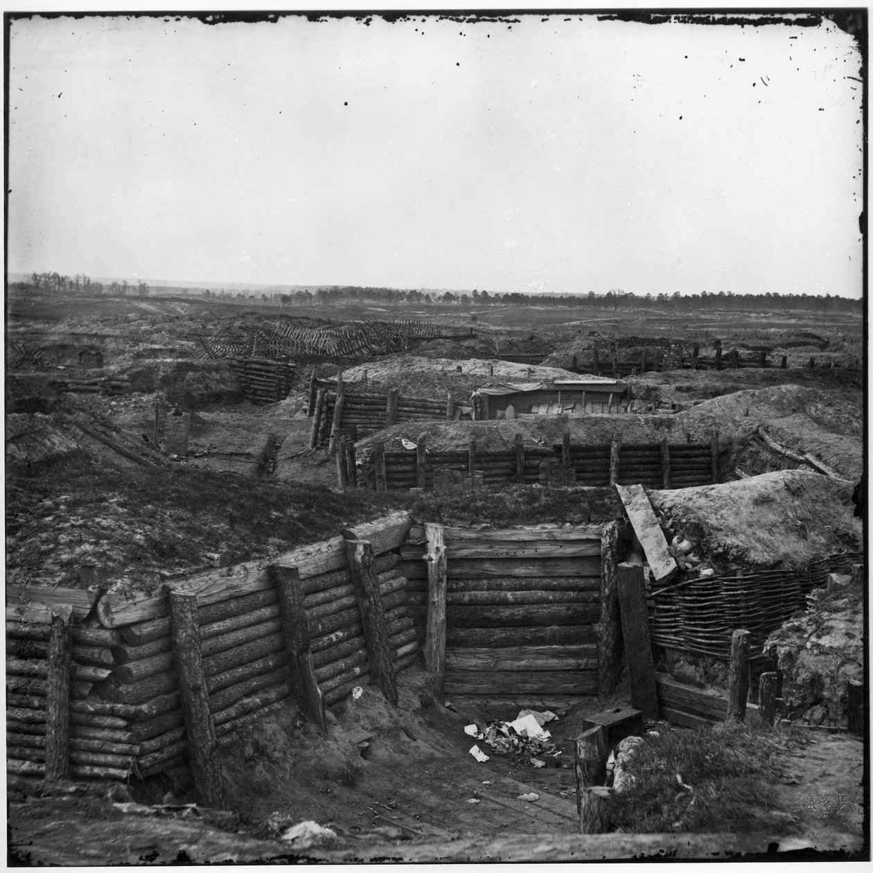 Ötesinde Chevaux-de-Frise ile Konfederasyon Tahkimatı, Petersburg, Virginia, Nisan 1865 by American Photographer