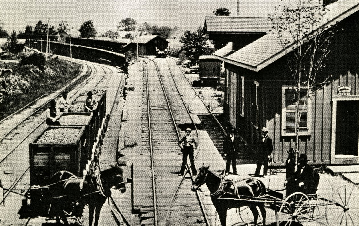 Depo ve raylar, Waymart, Pensilvanya, 1895 by American Photographer