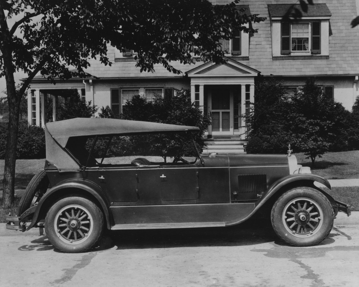 Evin önünde DuPont otomobili, c.1919-30 by American Photographer
