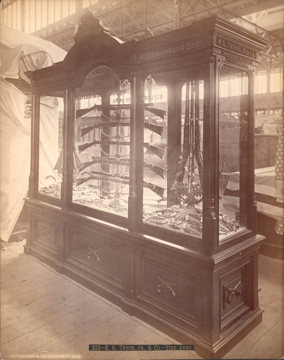 E.K. Tryon Jr. und Co. Ateşli Silahlar, Philadelphia Centennial Exposition, 1876 (albüm baskısı) by American Photographer