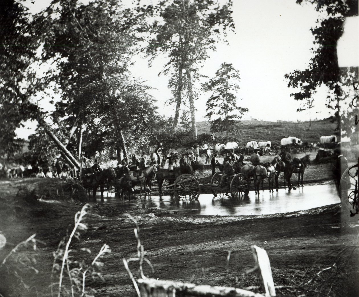 Savaş gününde Rappahannock nehrinin bir kolunu aşan federal batarya, Cedar Mountain, Virginia, 9 Ağustos 1862 by American Photographer