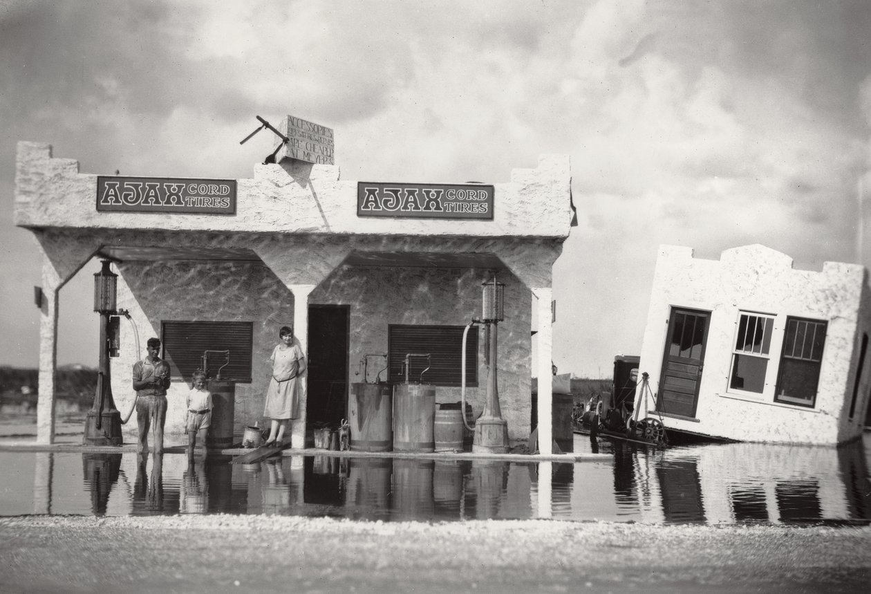 Benzin İstasyonu, Hialeah, Florida, 1926 Kasırgası, 1926 by American Photographer