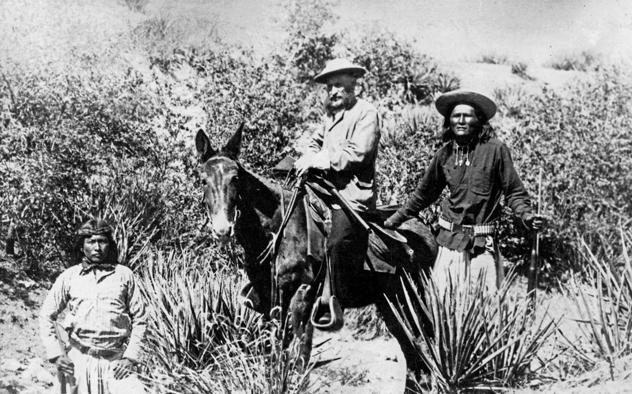 General George Crook bir katır üzerinde, iki Apaçi ile Arizona
