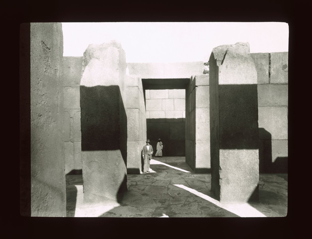 Khephren Piramidi yakınındaki granit tapınak, Gize, 4. Hanedan (fener kaydırağı) by American Photographer