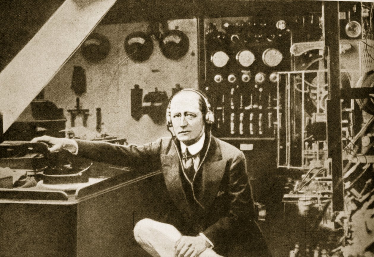 Guglielmo Marconi, Yatı Elettra'nın kablosuz kabininde (sepya fotoğrafı) by American Photographer