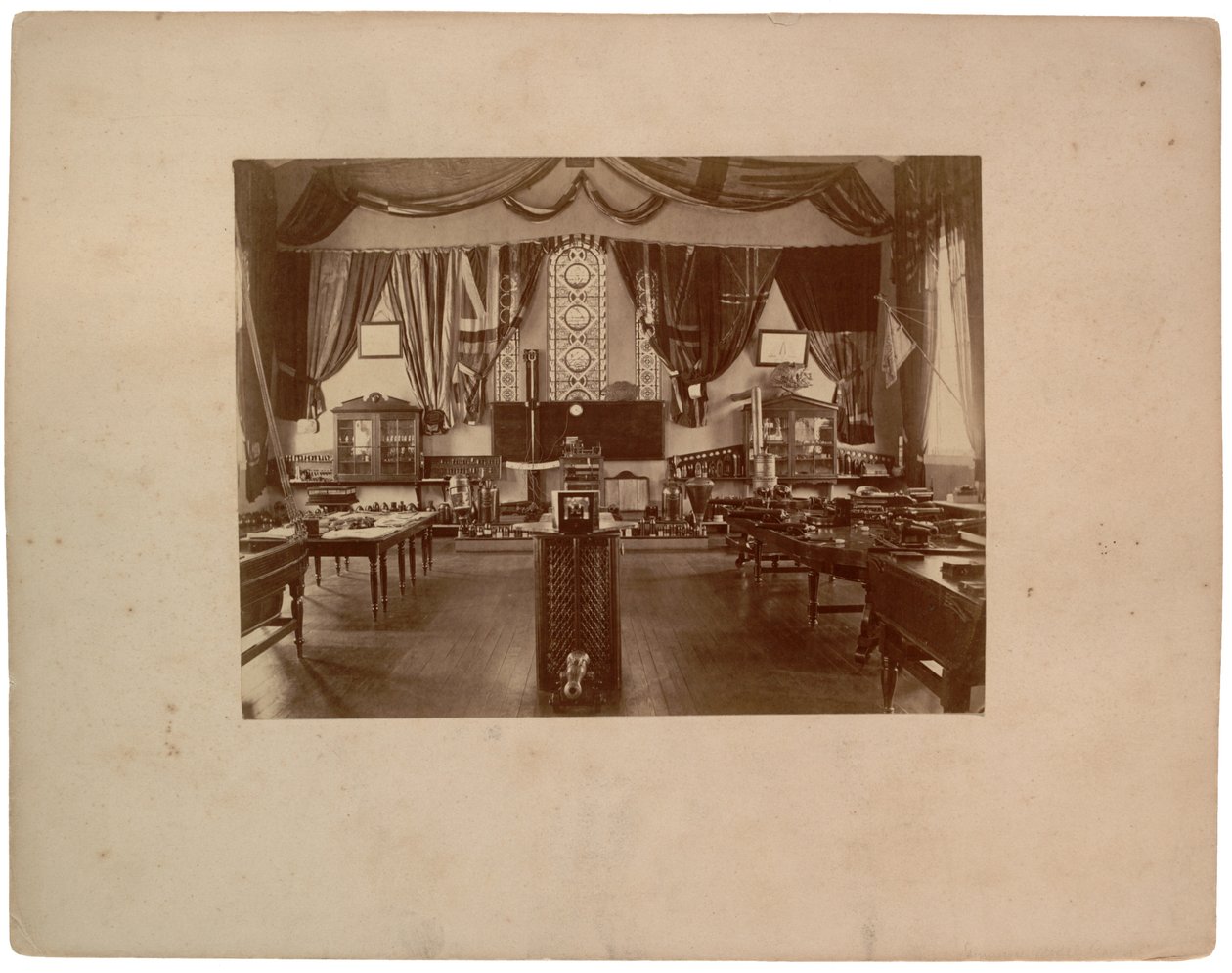 Topçu model odası, c.1870 (sepya fotoğraf) by American Photographer