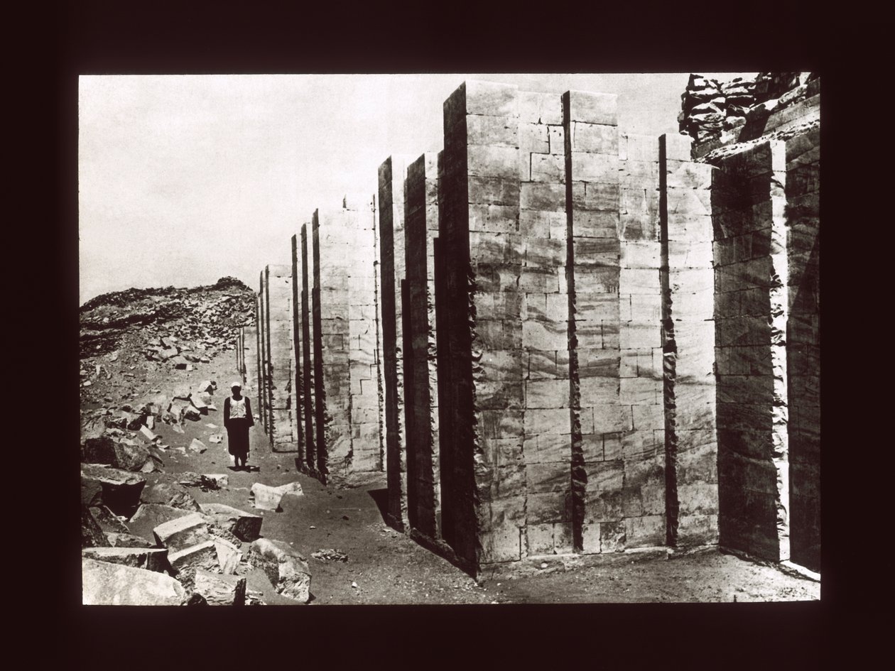 Basamak piramidinin kireçtaşı muhafazası, Sakkara, 3. Hanedan (fener kaydırağı) by American Photographer