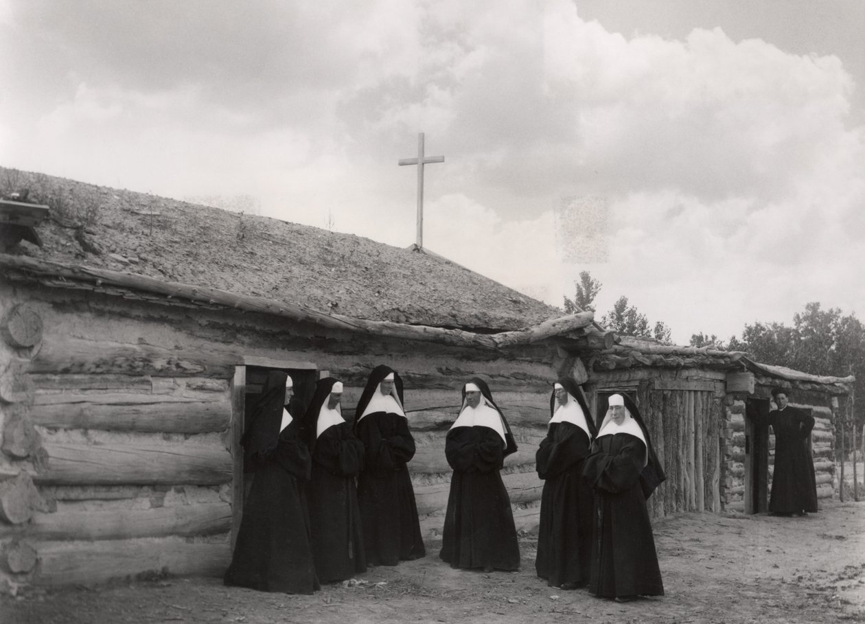 Aziz Labre misyonu, Ashland, Montana önünde Rahibeler by American Photographer