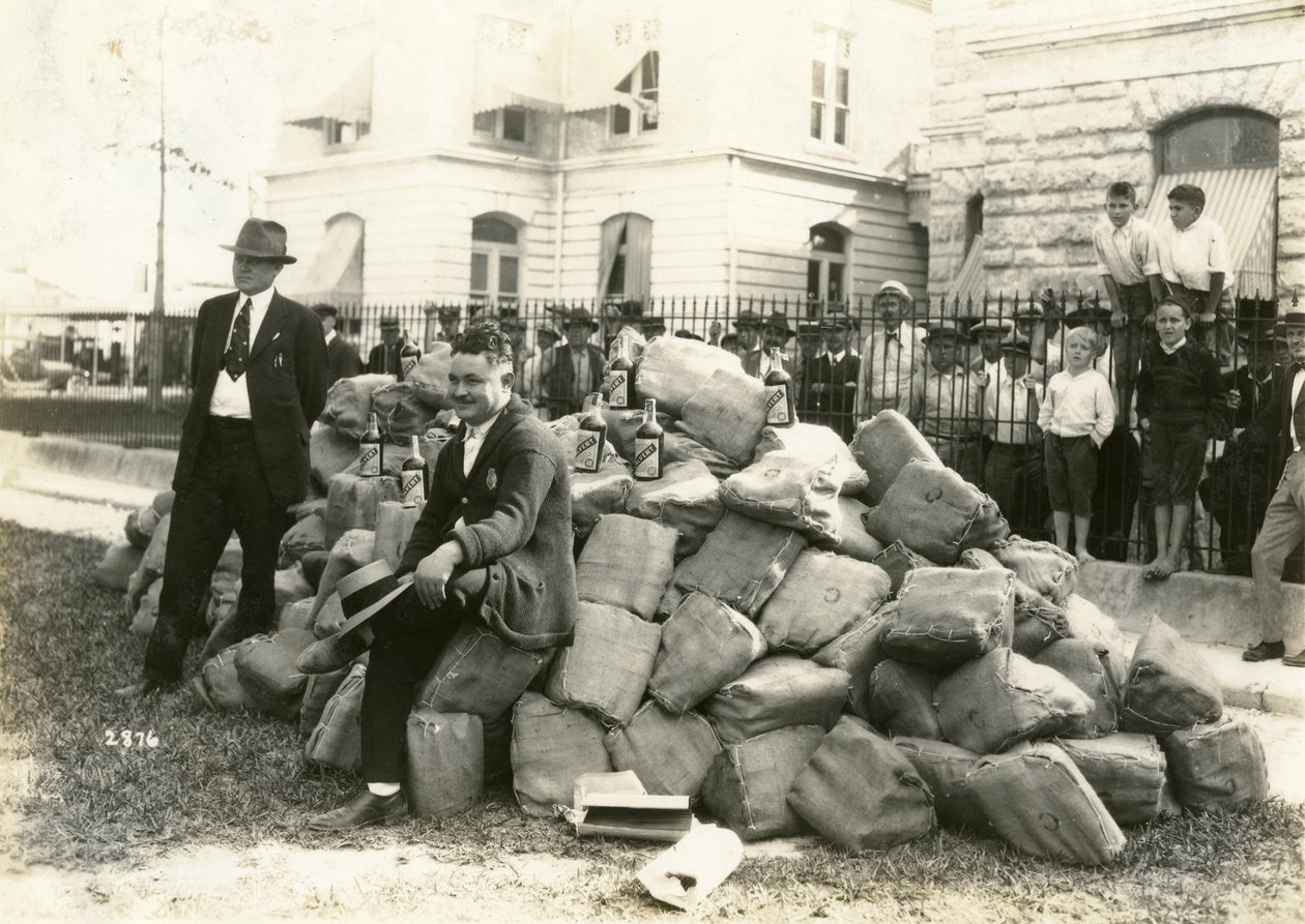 Dade County Hapishanesi dışında İçki ile Şerif Allen, Florida, 1922 by American Photographer