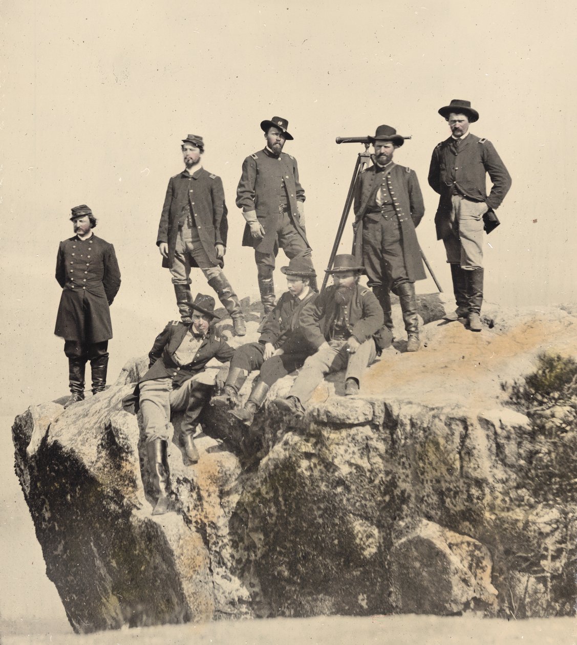 Bir uçurumun tepesinde duran askerler by American Photographer