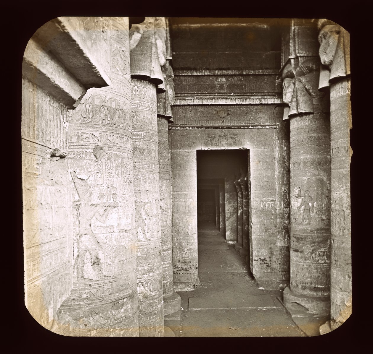 Denderah Tapınağı (fener kaydırağı) by American Photographer