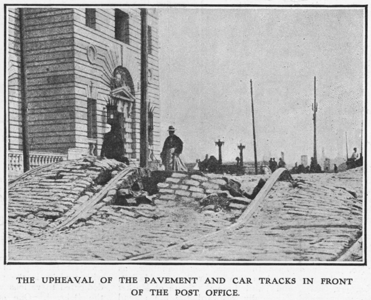 1906 San Francisco depreminden sonra Postane önündeki kaldırım ve araba raylarının kargaşası, 1906 by American Photographer