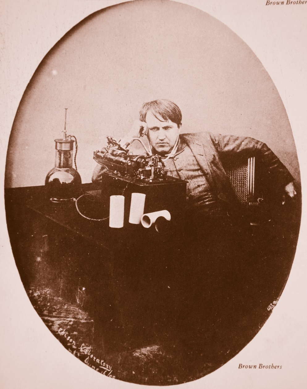 Thomas A. Edison, geliştirilmiş makinesinin yanında oturuyor, 1889 (sepya fotoğrafı) by American Photographer