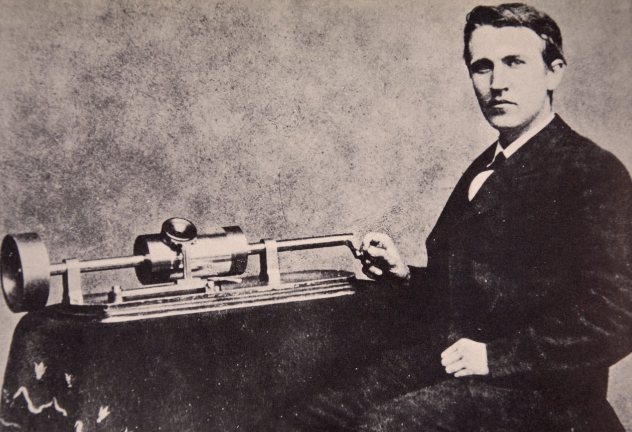 Thomas A. Edison, icadı olan Fonografın yanında oturuyor, 1878 by American Photographer